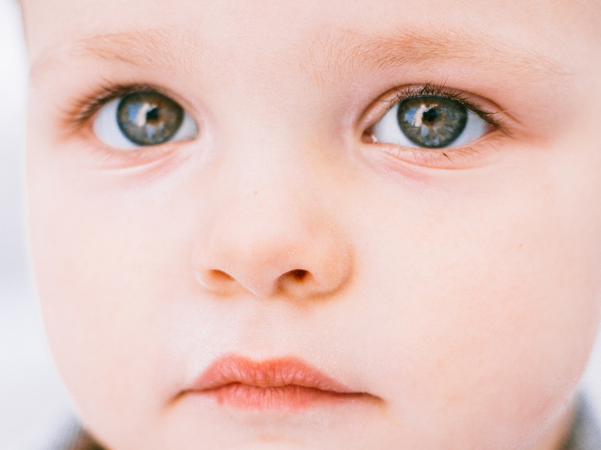 Як вроджена чи дитяча катаракта може вплинути на розвиток зору у дитинстві?
