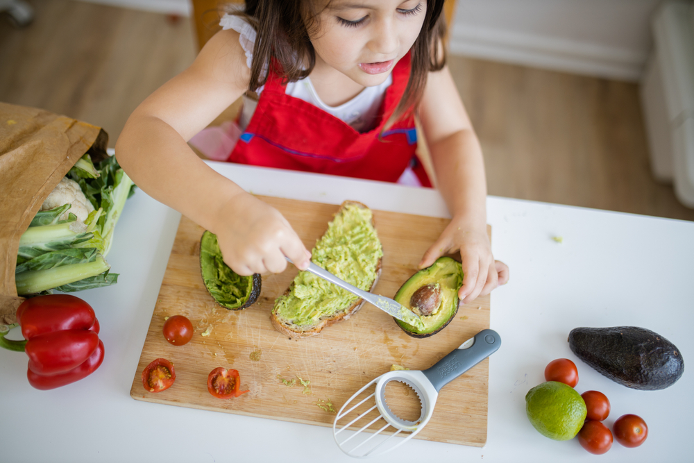 В чому полягає користь авокадо для дітей і коли дитині можна його давати?