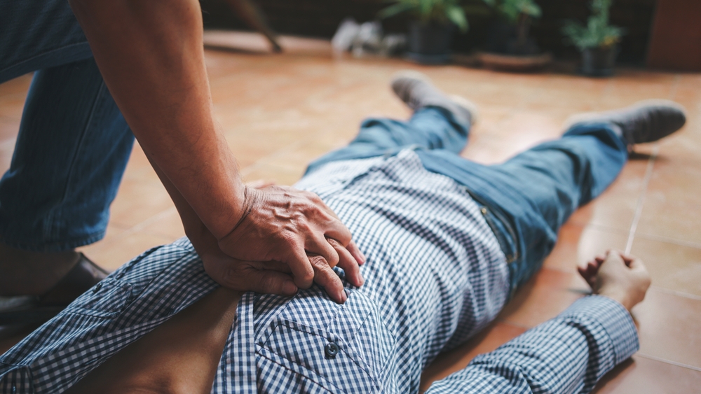 Як допомогти постраждалому без свідомості: непрямий масаж серця та штучне дихання