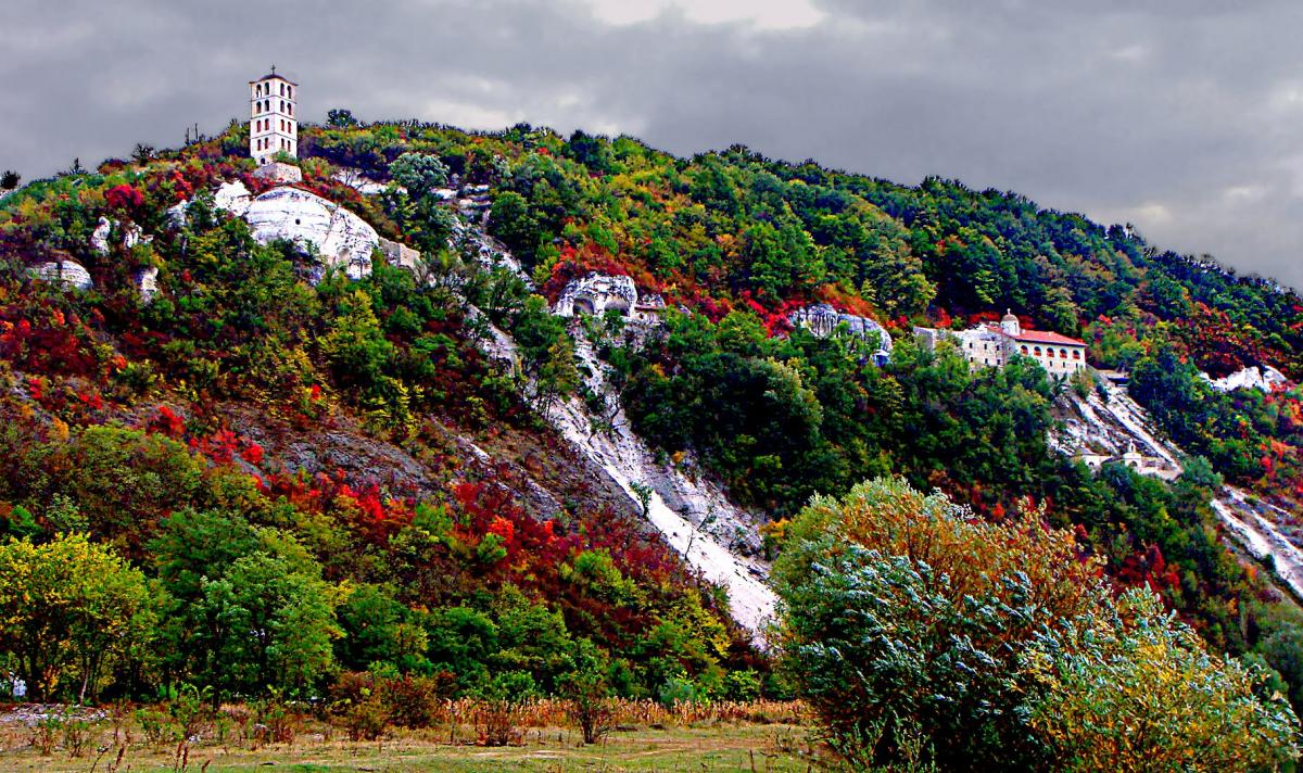 Лядівський скельний монастир