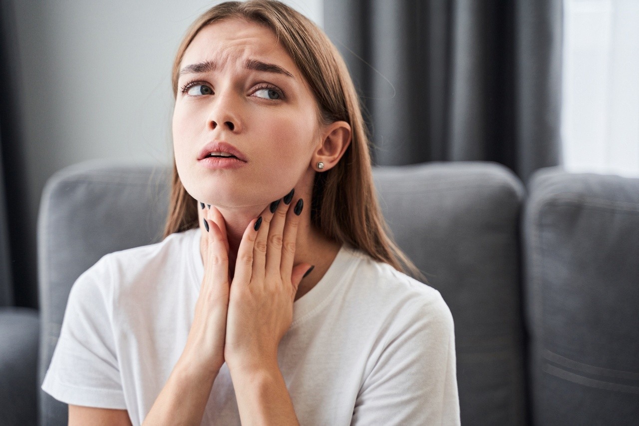 Боль в горле при глотании: почему она возникает и в каких случаях простуда ни при чем