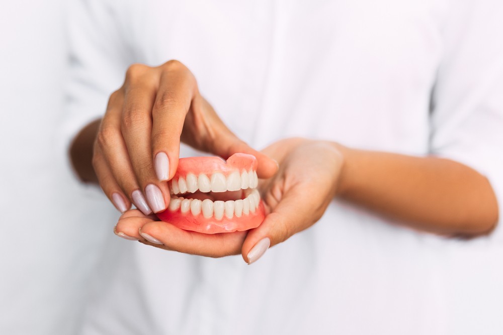 Как ухаживать за зубными протезами: лучший фиксирующий крем для зубных протезов и таблетки для их очищения