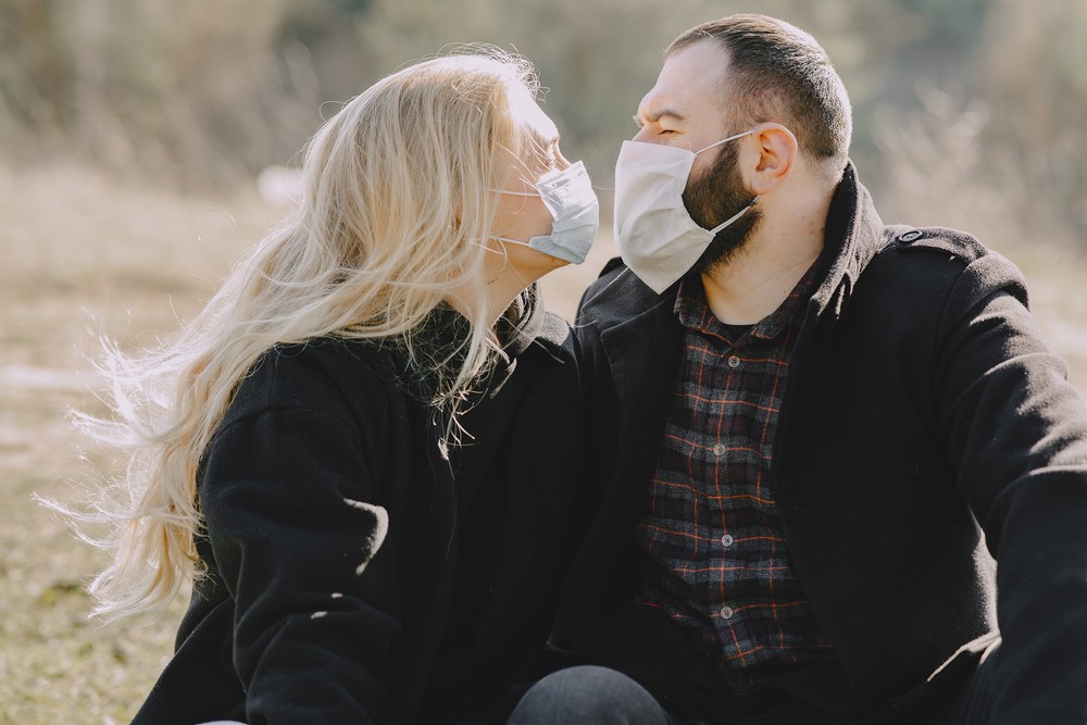 Массовое ношение масок в обществе во время пандемии COVID-19: есть ли смысл?